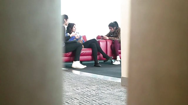 MILF بالغ با موهای کوتاه بیدمشک فلمسکس تاجکی در حالی که به دستی دستی شوهر نگاه می کند ، استمناء می کند