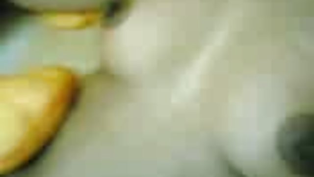 لزبین ها در سالن ماساژ یکدیگر فلم شکش را نوازش می کنند