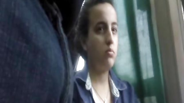 جوجه بوتی با دستانش یک خروس بزرگ نوازش می کند فلم سکص