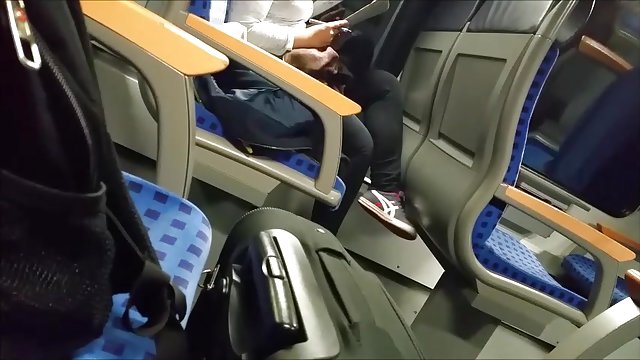 خانم جوان فلم هاي سيكس پسر بچه ای را روی صندلی قرمز رنگ می خورد و فراری می کند