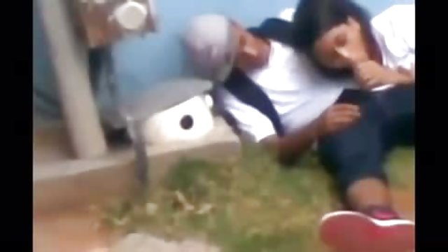 بلوند 18 ساله در جوراب ساق بلند ، یک فلم های سکسی خارجی خروس شریک زندگی را در دهانش می گیرد و او را لگد می زند