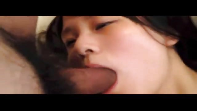 مهره های پوره را درون فلم سکس کوس واژن پر کرده است