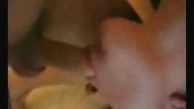 مشتری فلمسکسآمریکایی یک عضله ملایم به ماساژور موجود در سالن می کند