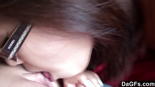 مدل وب کم در کفش های صورتی فلم سکس ازبکستانی چند دیلدو را در خود جای داده است