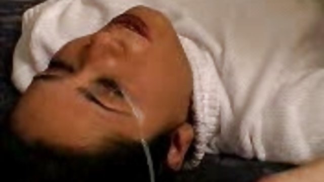 این مرد یک آسیایی را روی تشک هوا در نزدیکی استخر در فلم سکس بکن خیابان لگد زد