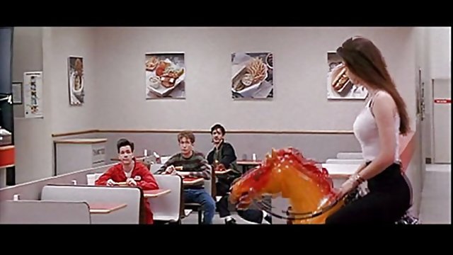 جوجه جوان که با مادر مشت می کند روی تخت فلم سکس کردی