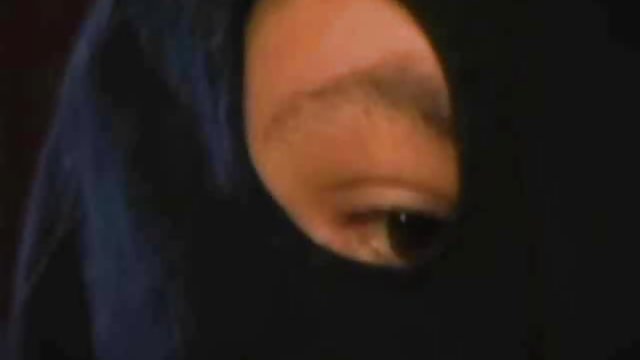 ورزشکاران نژادهای مختلف برهنه در خیابان فلم سکی می دوند.