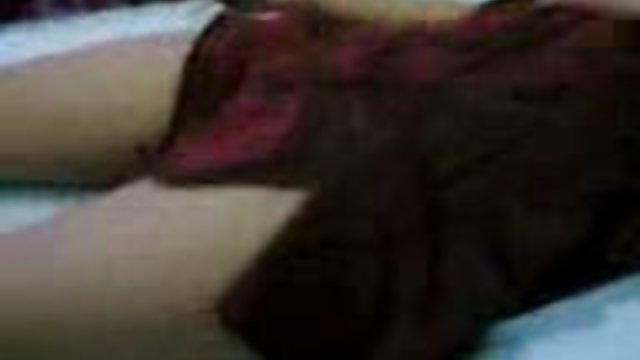 بلوند بمب جنسی خود را از فلم سکس اجنبی استمناء در خانه خوشحال می کند