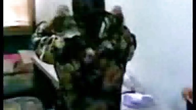 یک خاله پیر فلم سگس عربی با کلاله های بزرگ در خانه در مقابل دوربین