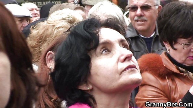 بادی یک جوجه جوان را در صندلی عقب فلم سوپر خارجی یک اتومبیل می کشد
