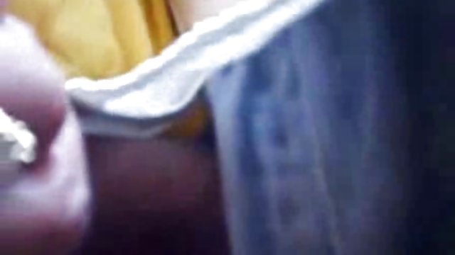 با تجربه در رابطه جنسی ، فلم سکس ملاها زن بالغ کرکی با خال کوبی روی پشت خود دارد