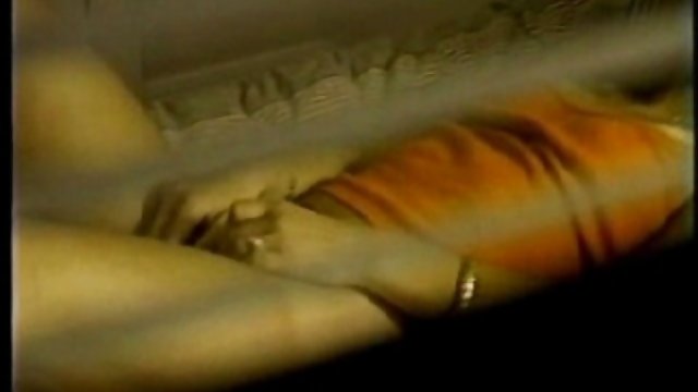 عوضی بیدمشک در شورت های چند رنگ بیدمشک می خورد و بیدمشک را روی فلمسکس امرکای یک دیک بزرگ می خورد