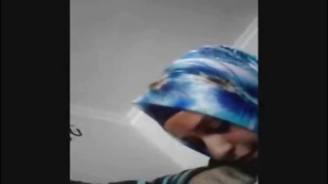 پیرزن مایل به خاکستری با جوانان بزرگ یک دوست داشتنی فلم کوندادن به یک دوست قدیمی می دهد
