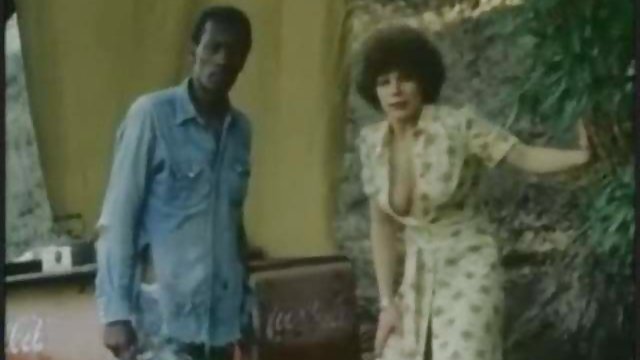 بانو فلم سکص از خروس شوهرش روی مبل لگد زد