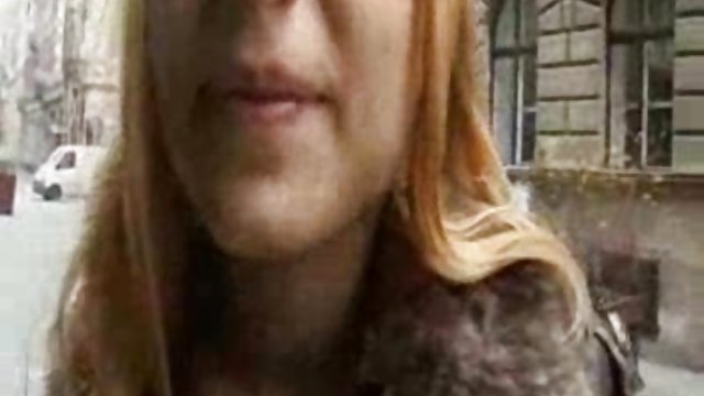 او فلم ویدیو سکس به همسرش ماساژ را روی تخت داد و آن را در مقعد جلوی دوربین سوزاند