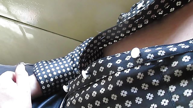 ورزش با چاقوها چسبیده به فلم سکس بکن بکن مرد طاسی با یک دیک ضخیم ، یک مرد از دست می دهد