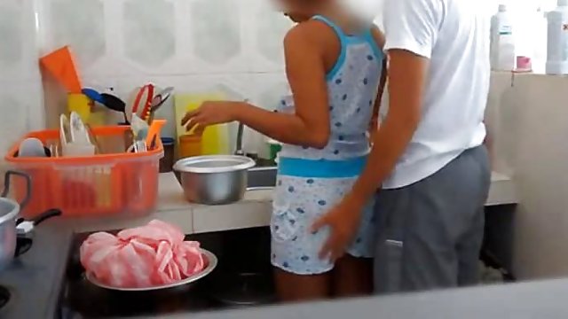 گای لعنتی سکسی امیلی تورن را روی یک تخت برفی سفید در مقعد فلم سکس آزاد