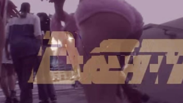 دختری با لباس فلم سکس عروس سکسی در آشپزخانه به مردی روی میز می دهد