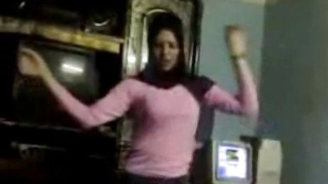 چوپان فلم سکس هندی یک دختر سفید پوست در الاغ در مزرعه را لگد می زند