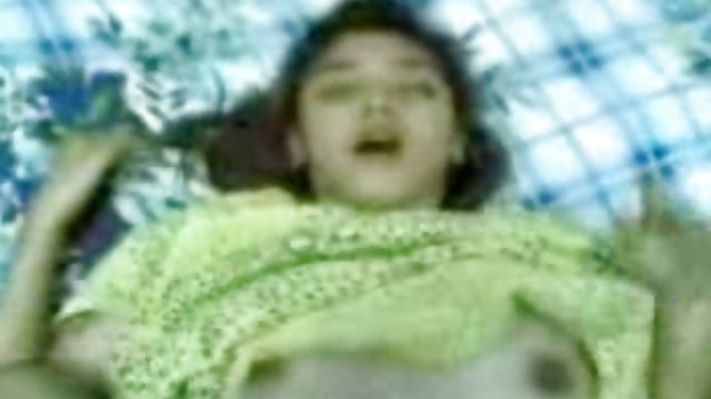 یک مرد با یک فلم سکس خر عینک بلوند را لعنتی و بیدمشک روی گربه اش