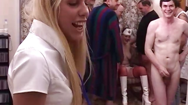 سبزه در یک فلم سکس زن باحیوان سینه بند آبی به یک هم اتاقی یک از blowjob عمیق داد